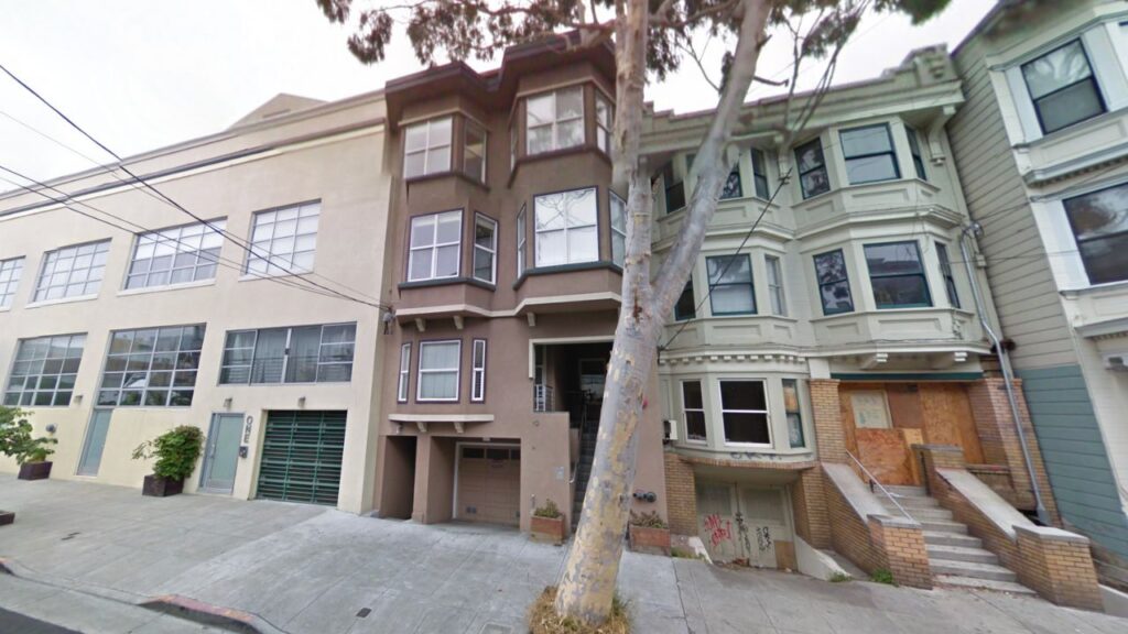 Nella foto, la casa al 19 di Rausch Street (San Francisco) in cui vivevano Joe e Brian, e in cui soggiorno Amol come primo ospite di AirBed & Breakfast