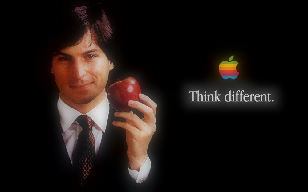 Steve Jobs con una mela in mano: a destra dell'immagine, il logo della mela morsicata con il payoff Think Different