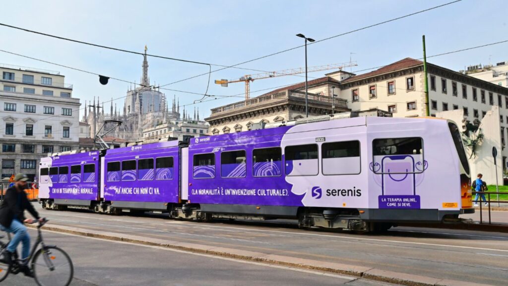 Cartellone pubblicitario di Serenis su un tram