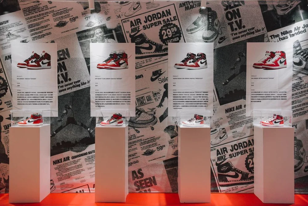 Versioni di Air Jordan 1 esposte nel Pop Up store di Nike a Shanghai