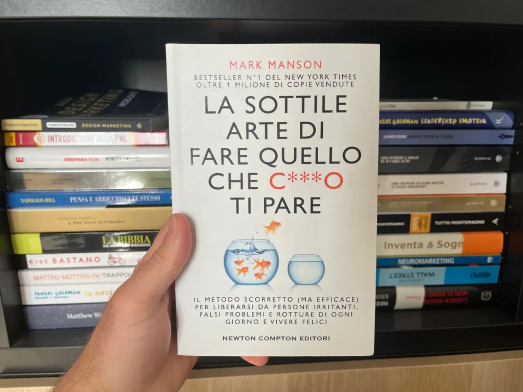 Un altro tra i libri consigliati per l'estate c'è "La sottile arte di fare quello che ca**o ti pare" di Mark manson