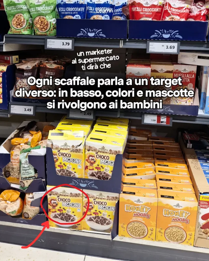 Scaffale in basso al supermercato con prodotti per bambini