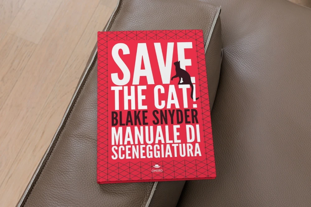 Libro "Save the cat: manuale di sceneggiatura" appoggiato su un divano